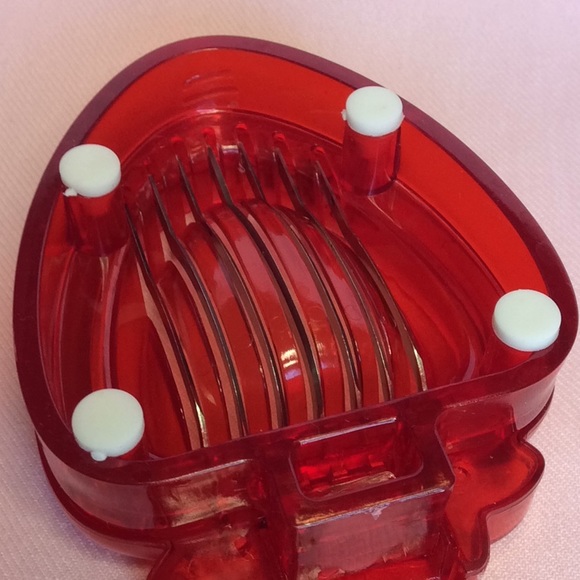 FINAL SALE PRICE Opaque Vented Storage & Strawberry Slicer - Picture 6 of 6